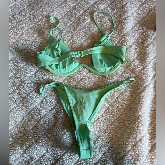 size medium bathing suit - Picture 2 of 4